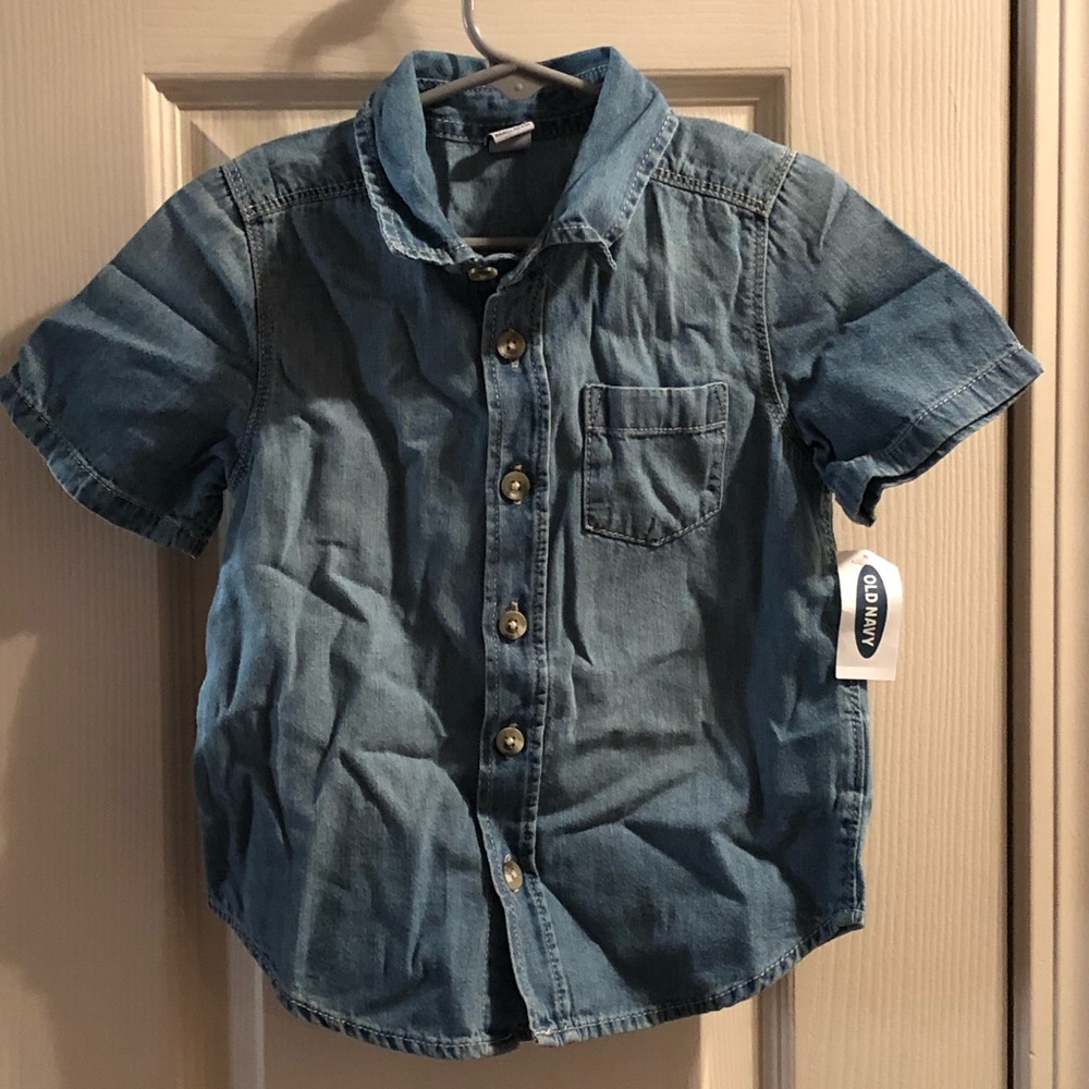 Old navy short sleeve button-down shirt.